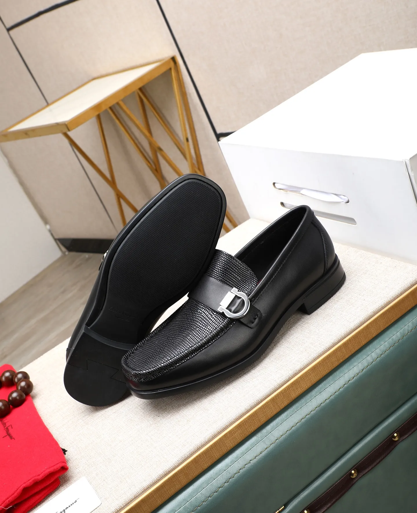 Men's clothing and shoes 💰700📛📛High-end goods! Salvatore Ferragamo is the world's top luxury footwear brand. It comes from Italy, the kingdom of fashion. It is famous all over the world for its traditional handmade design and novel styles... 🚶🏻🚶🏻 Top-quality suit shoes are sold simultaneously at the counter. This style is purely handmade. The fabric is imported Italian calfskin➕soft water-dyed cowhide lining. Specially available with original deep rubber outsole🌀🌀Size: 38➖44